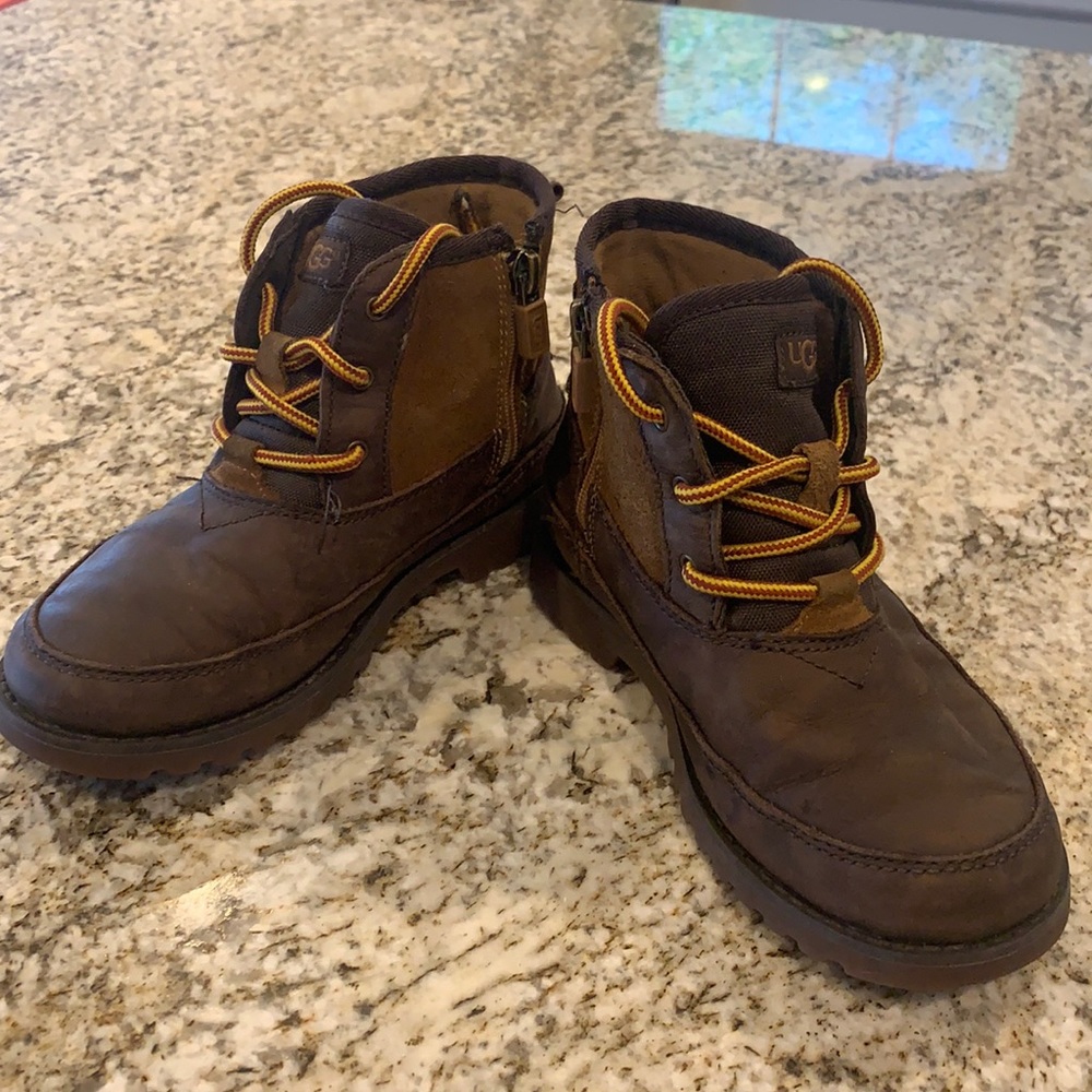 Boys ugg boots in great condition size 13